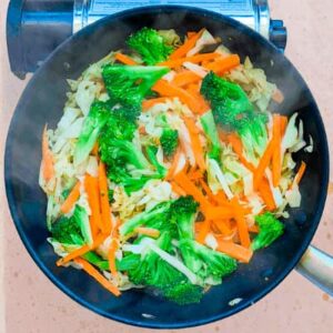 saltear verduras en wok