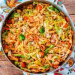 tallarines con pollo y verduras wok