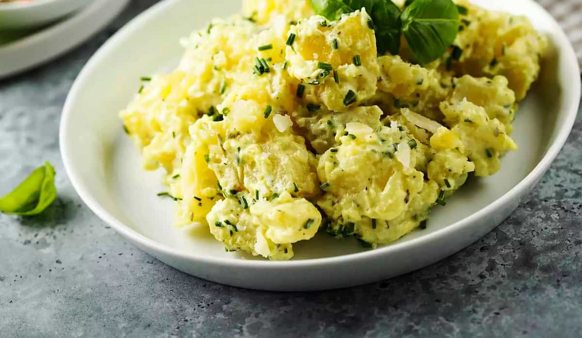 Ensalada de patatas con mayonesa y huevo